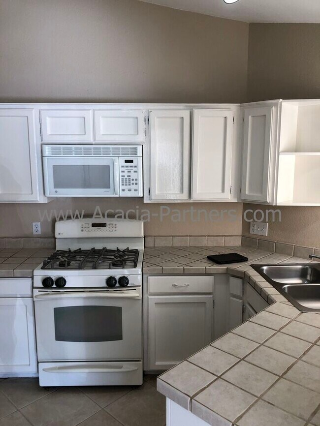 Building Photo - Three Bedroom/Two Bath Home
