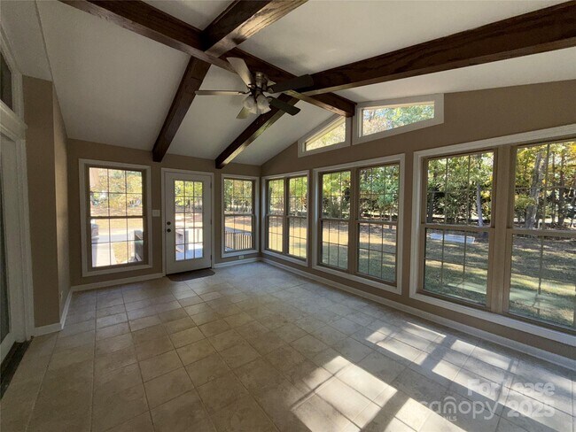 Building Photo - 925 Perth Rd