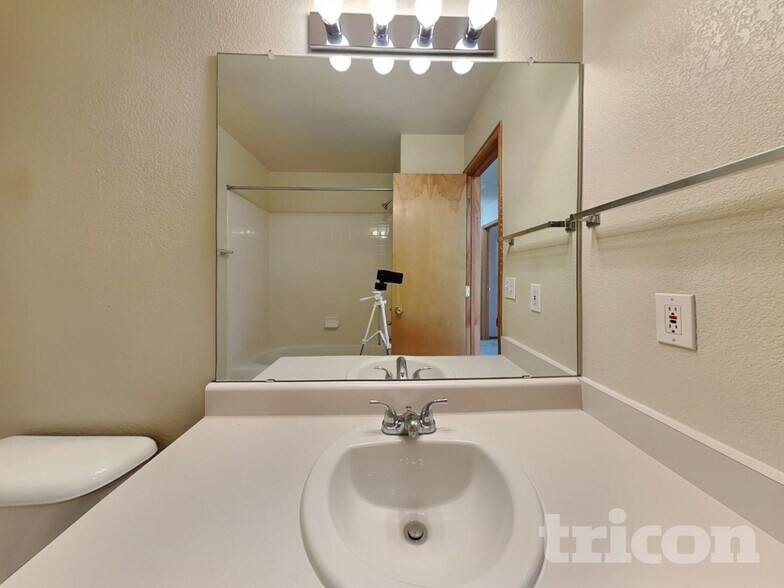 Building Photo - 5525 E 130th Dr