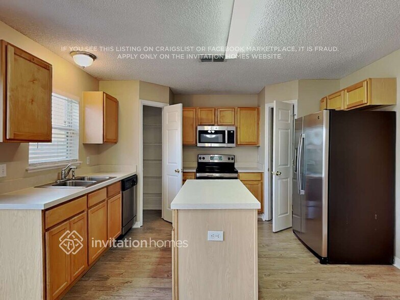 Building Photo - 1800 Brookshire Cir