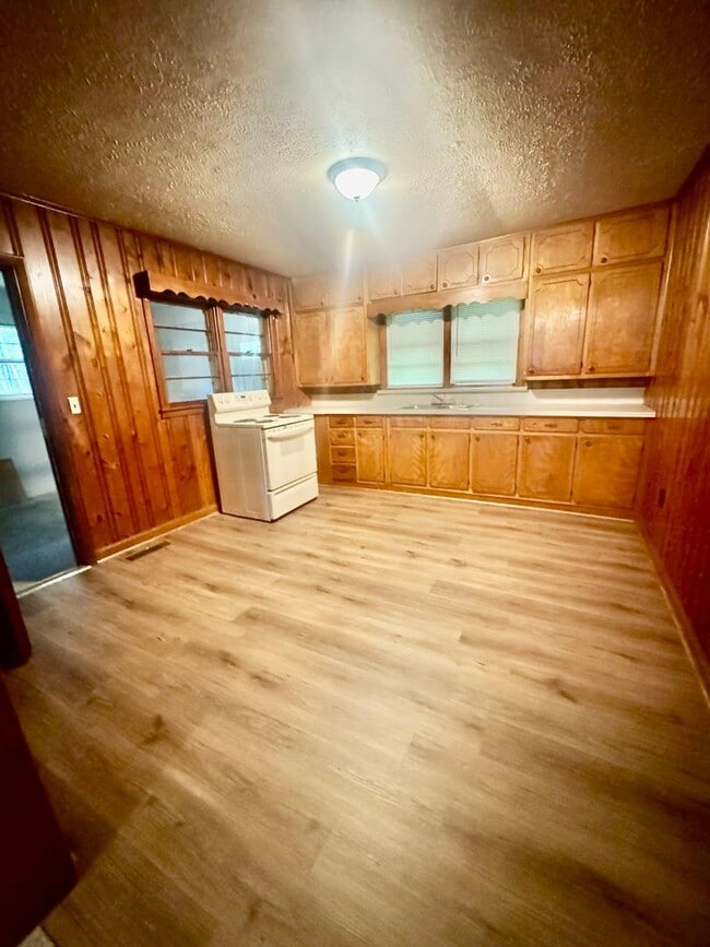 Building Photo - 2 Bedroom/1 Bath house on private 1.75 acres