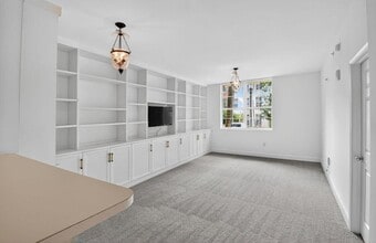 Building Photo - 630 S Sapodilla Ave