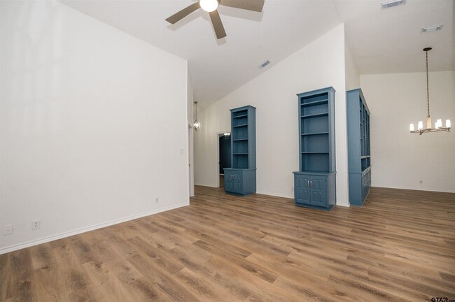 Building Photo - 5819 Hollytree Dr