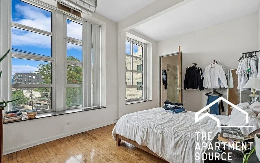 Building Photo - 2416 W North Ave