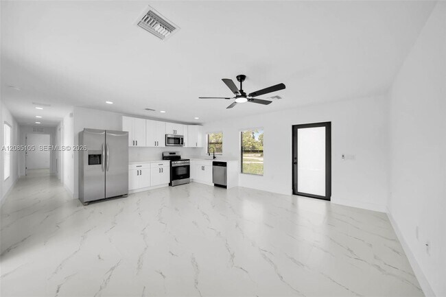 Building Photo - 4985 Fairway Ct
