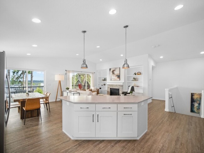 Building Photo - 4 bedroom Modern Home at Eagle Ridge Estates