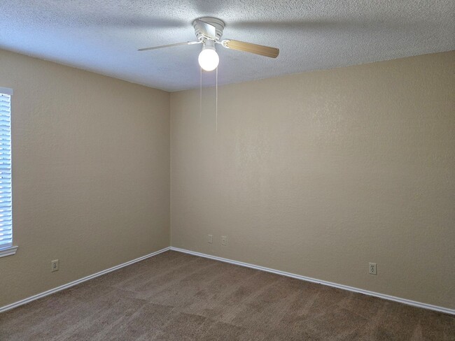 Building Photo - 3/2 Robinson Duplex