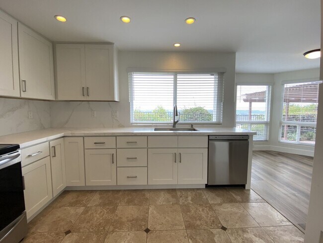Building Photo - Spacious Home in La Costa with Nice View!!