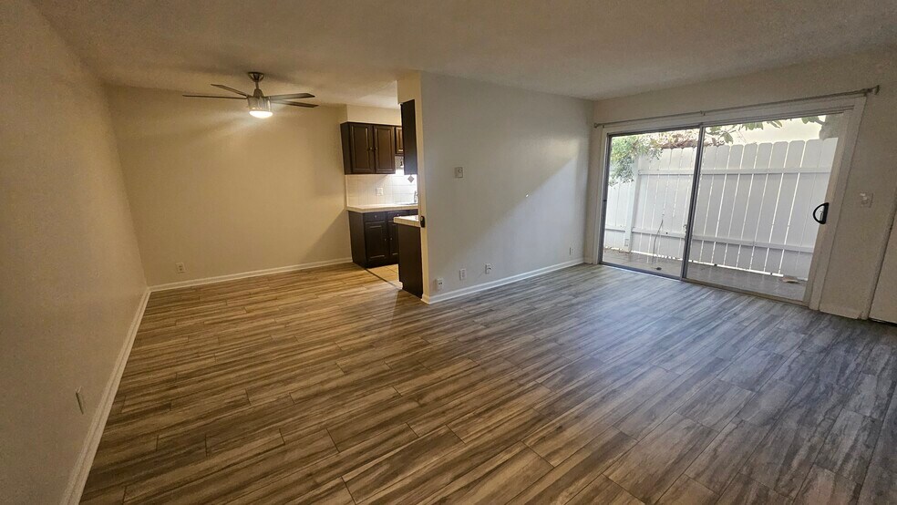 Building Photo - 2130 N Beachwood Dr