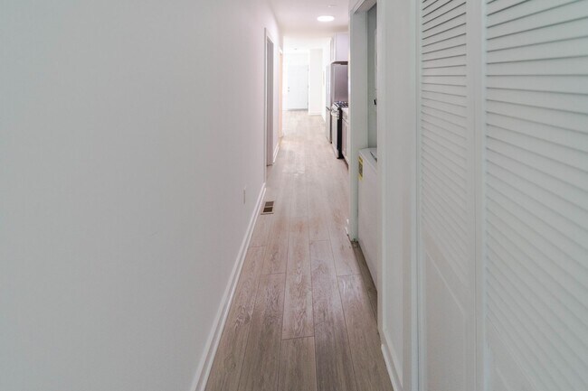 Building Photo - Move In Ready 2 BD 1 BA close to Metro, Sh...