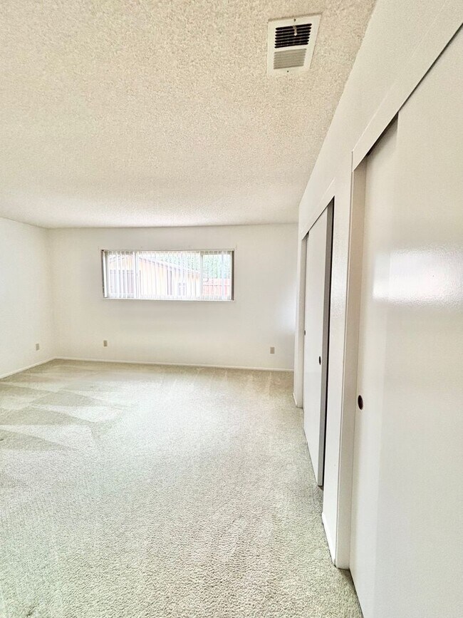 Building Photo - Spacious 4 Bedroom Home Available Now!