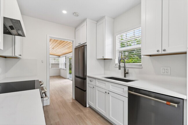 Building Photo - 236 Greymon Dr