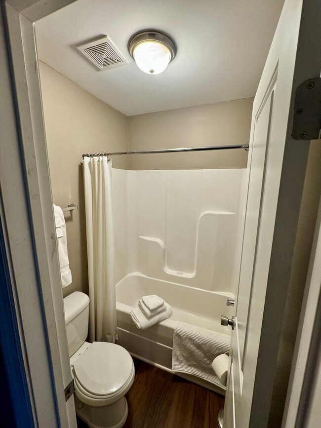 Building Photo - 226 Edgewater Ln