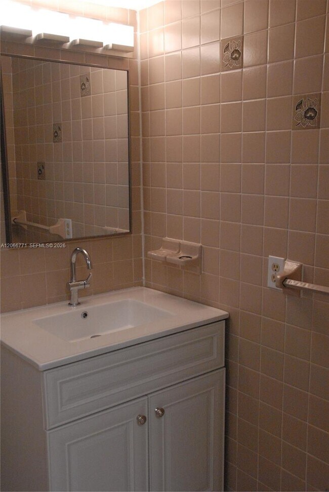Building Photo - 10907 N Kendall Dr