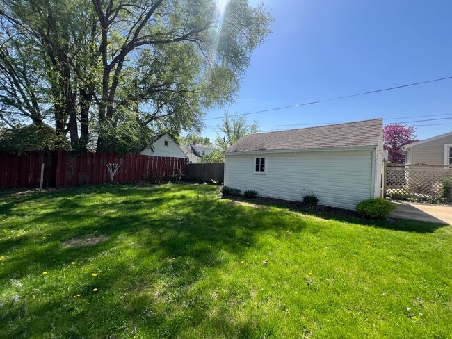 Building Photo - 2 Bed, 1 Bath Single-Family Home Close to ...