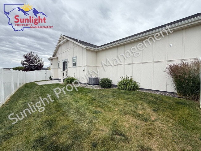Building Photo - Modern 2 Bed 2 Bath Single Family Home that allows small pets!