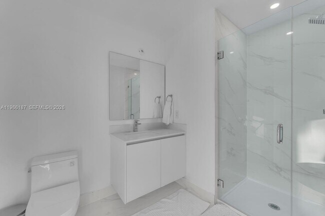 Building Photo - 700 NE 24th St