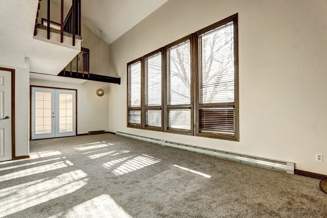 Building Photo - Unique, Rustic, and Spacious Living! Walk ...