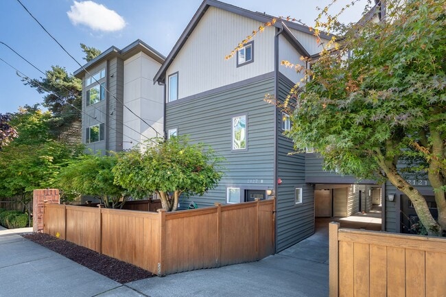 Building Photo - 2bd/2.5ba Seattle Townhome
