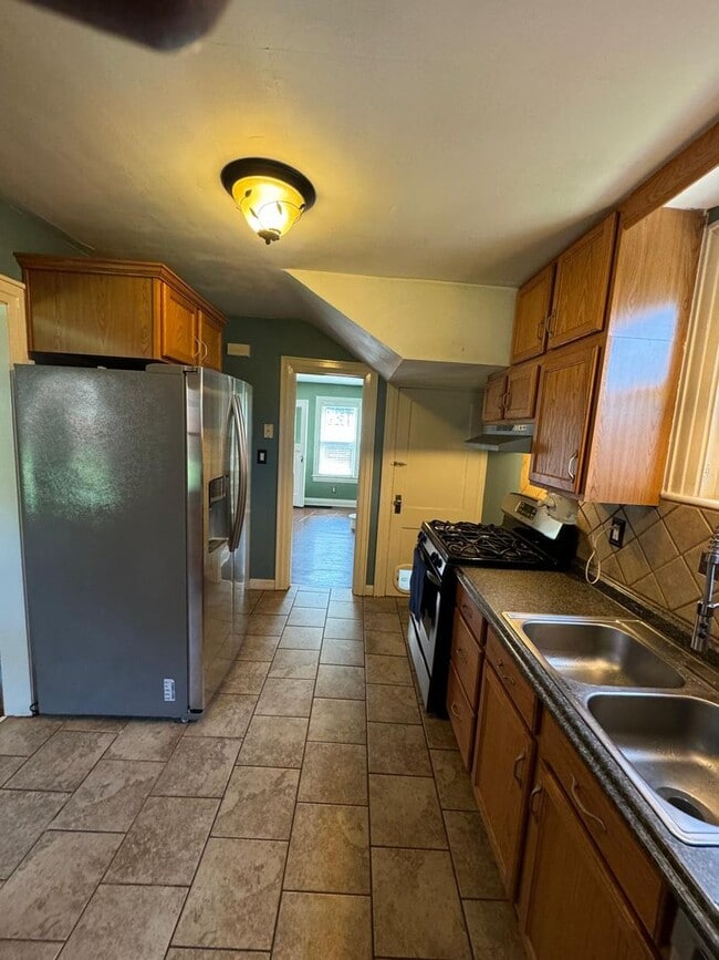 Building Photo - 3 bedroom 1 bath single family home