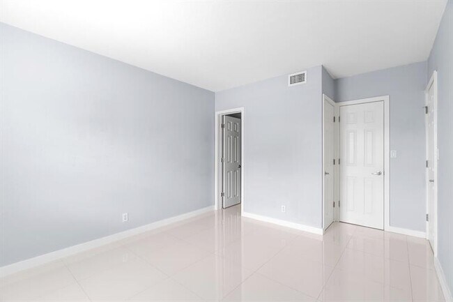 Building Photo - 416 NE 15th Ave