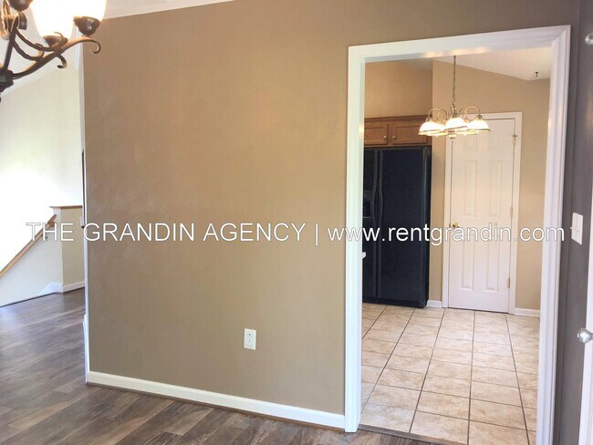 Building Photo - 1811 Meadows Ct