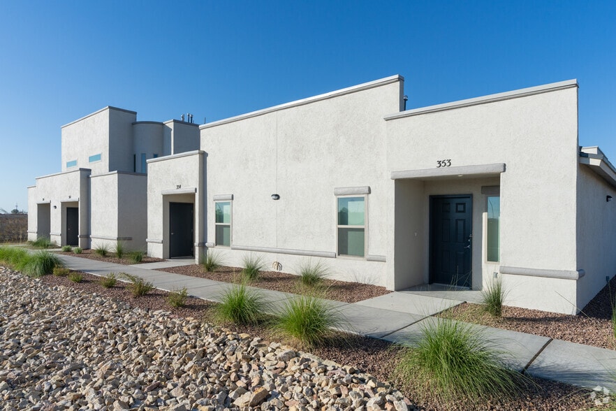 Building Photo - Nevarez Palms