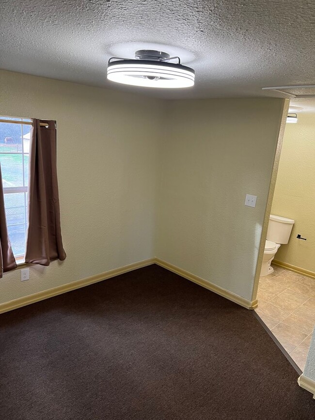 Building Photo - ** 2BED/2BATH Remodeled Suburban Apt. **
