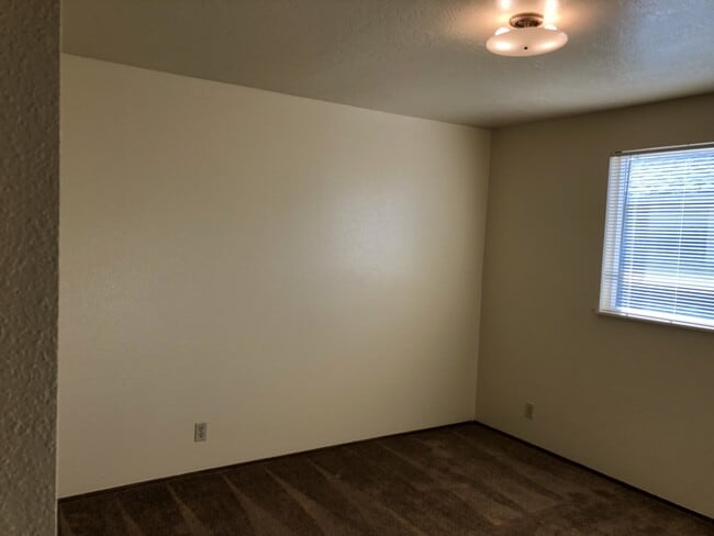 Building Photo - Two bedroom one bath duplex in Springfield!