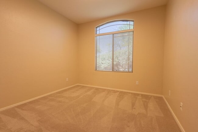 Building Photo - 3 Bedrooms 2 Bathrooms