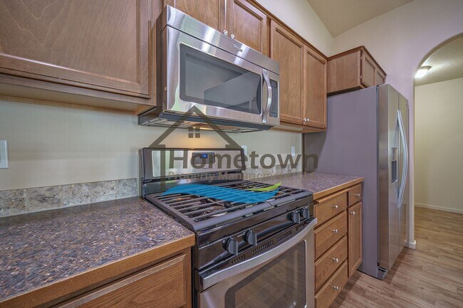 Building Photo - 3 Bedroom 2 Bathroom Home with Attached 2 ...