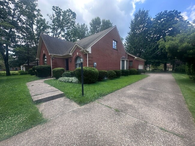 Building Photo - 1002 Juniper Springs Dr