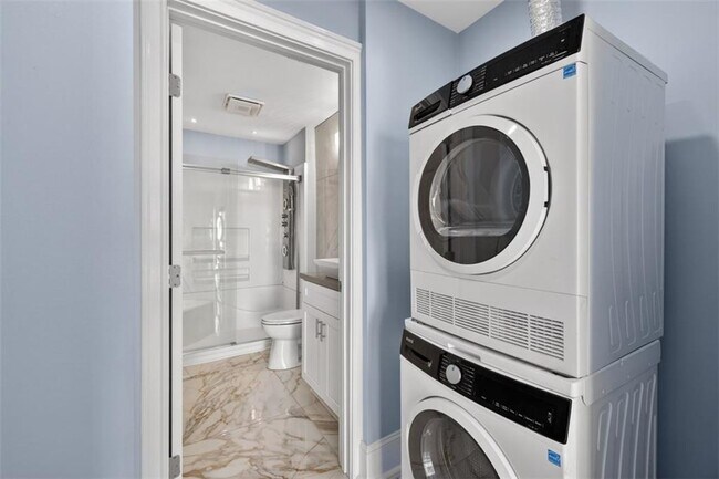 Building Photo - 1074 Peachtree Walk NE