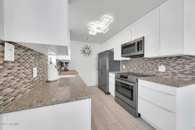 Building Photo - 6221 N 13th Pl