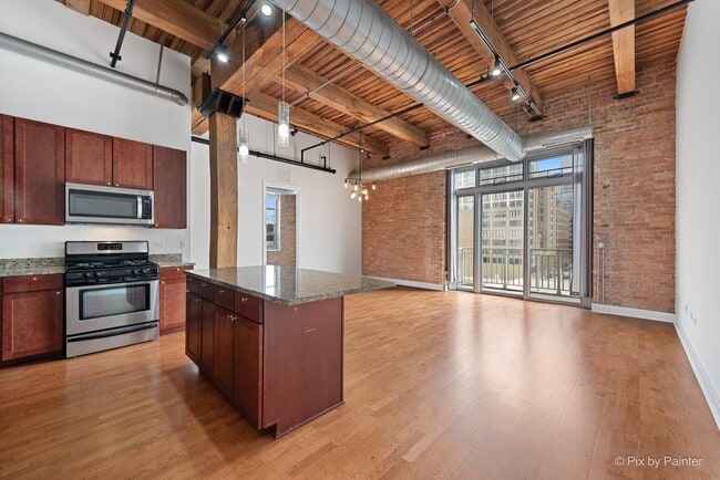 Building Photo - 770 W Gladys Ave