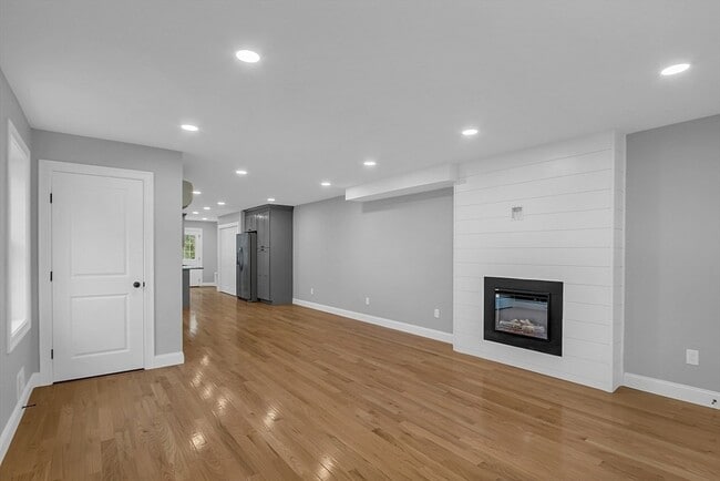 Building Photo - 74 Smith St