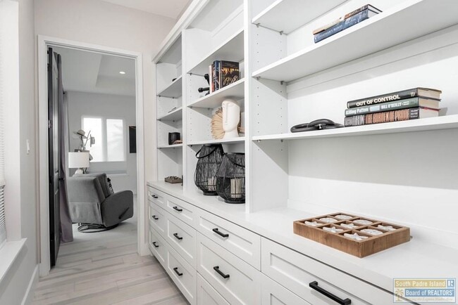 Building Photo - 100 Torrey Pines Dr