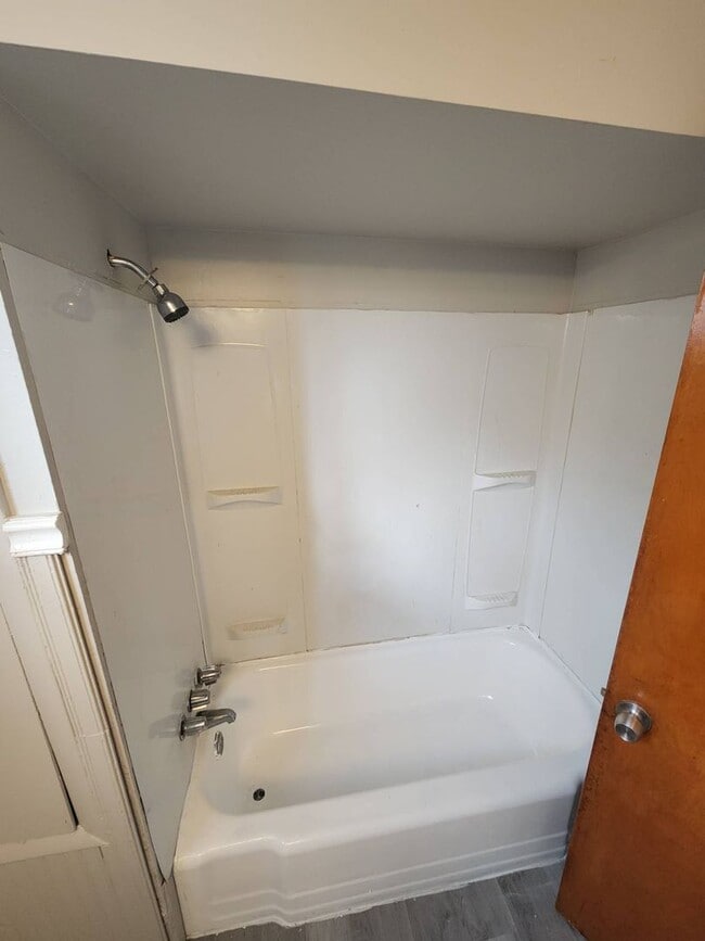 Building Photo - Charming 3-Bedroom Property in Prime Location