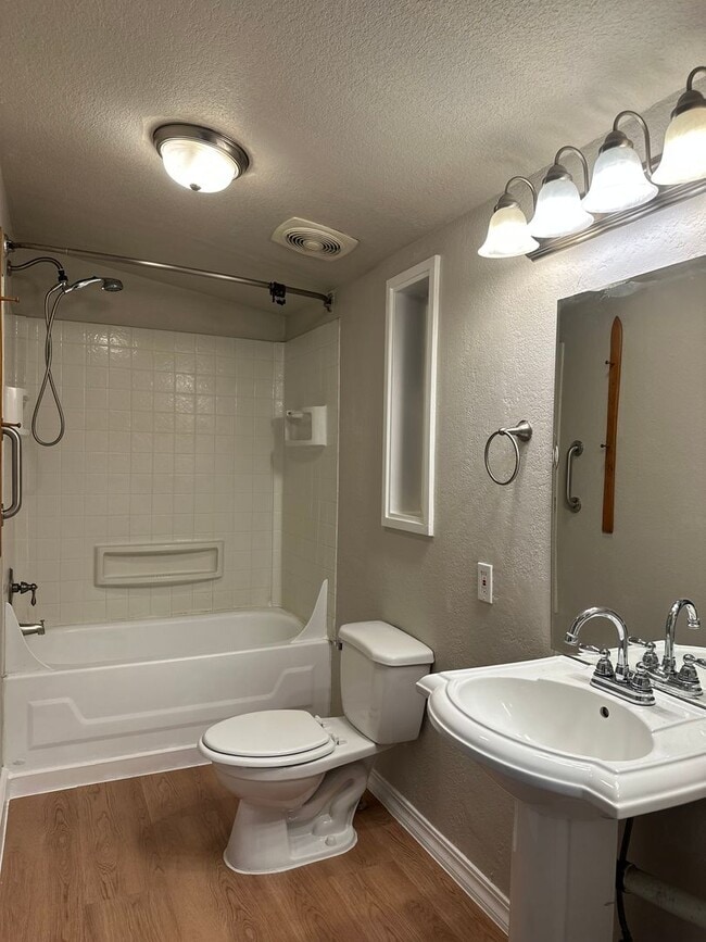 Building Photo - Adorable home in La Pine area, 1.5 acres fully fenced!!