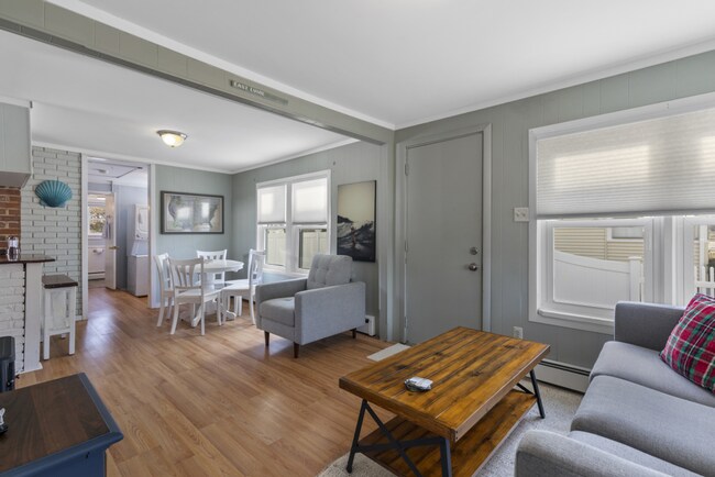 Building Photo - WINTER RENTAL Fully Furnished 2 Bedroom Co...