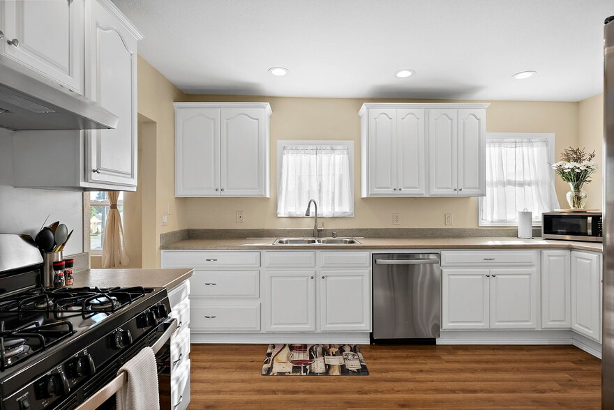 Building Photo - 126 E 43rd St