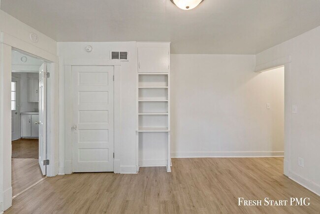 Building Photo - Inviting 1-Bedroom Unit with Natural Light...