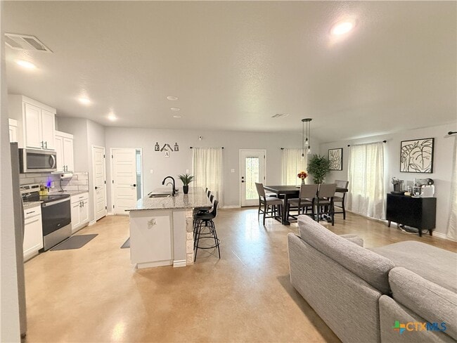 Building Photo - 741 Freedom Cir