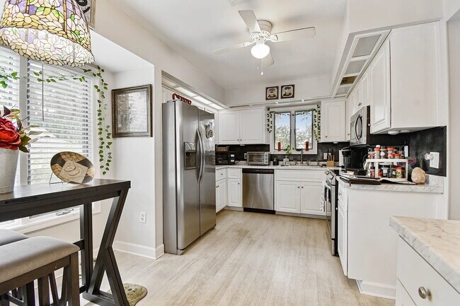 Building Photo - "Charming 3-Bed, 2-Bath Oasis at 1011a Sou...