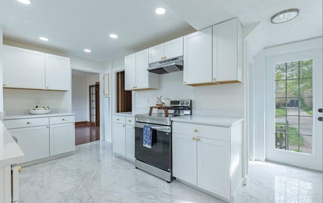 Building Photo - Beautifully remodeled 3-bedroom, 2-bath ho...