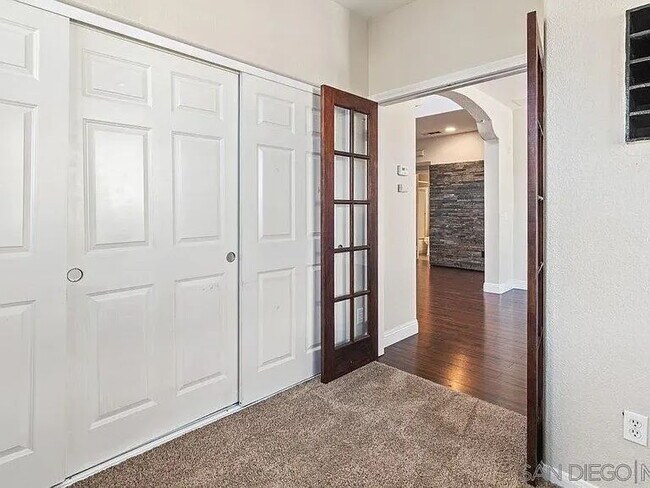 Building Photo - Don't miss out!  This beautiful spacious condo offers open floor plan, lot's of natural light, pr...