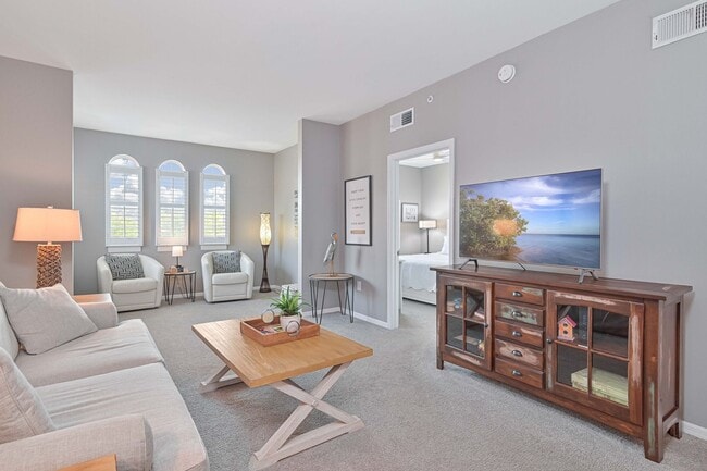Building Photo - NOW AVAILABLE - Cozy Condo in Fort Myers - 15 Minutes from Beach!