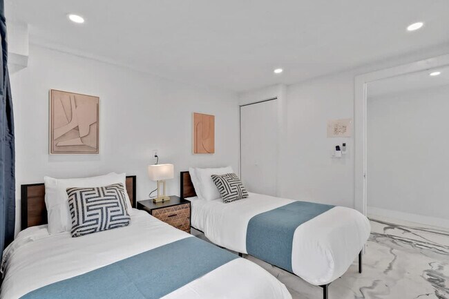 Building Photo - 1712 NE 18th Ave