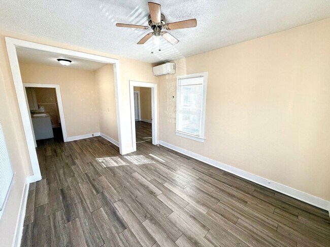 Building Photo - *MOVE IN SPECIAL* Charming Duplex with Fenced Yard – Minutes from St. Philip's College!