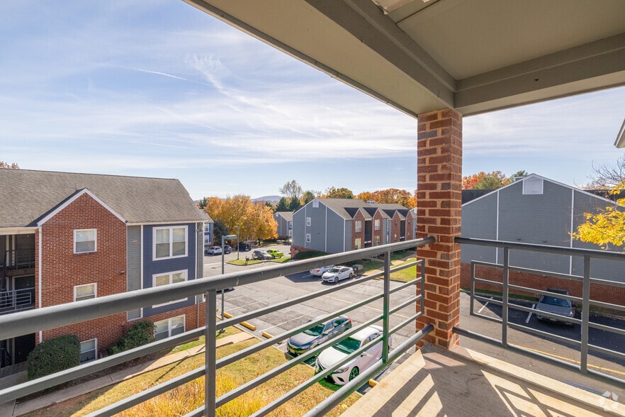 2BA, 1BA - 1,059SF - Balcony - Barclay Place
